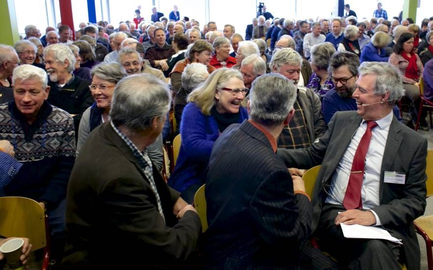 Prof. dr. B. Kamphuis, op de voorgrond rechts, sprak zaterdag in Zwolle op een congres met het thema ”Kerken, mensen en muren”, georganiseerd door de opiniebladen Opbouw en De Reformatie. Foto Dick Vos