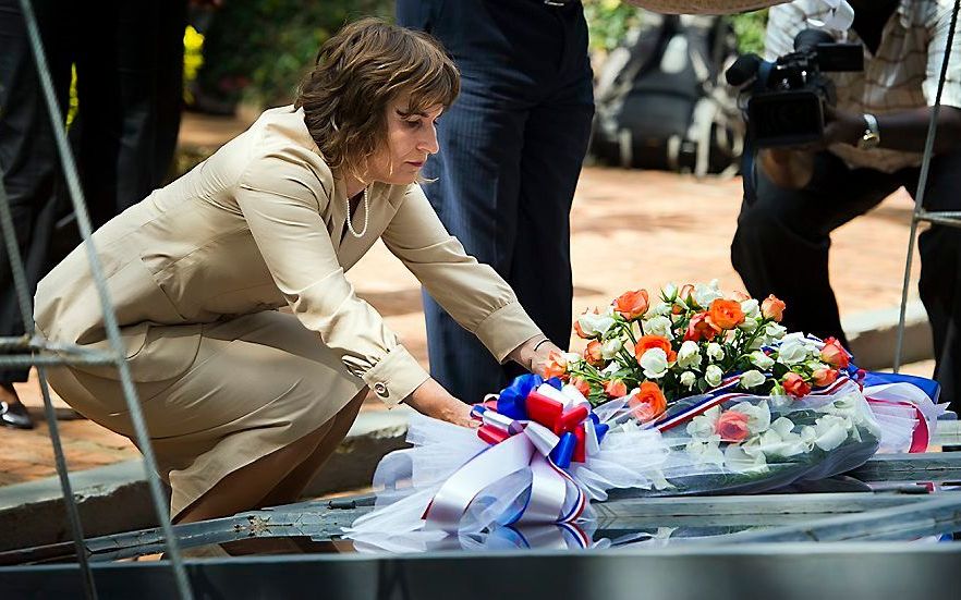 Minister Lilianne Ploumen van Buitenlandse Handel en Ontwikkelingssamenwerking legt een krans bij het Gisozi Genocide Memorial Centre in Kigal in 2013 tijdens een werkbezoek aan Rwanda. beeld ANP