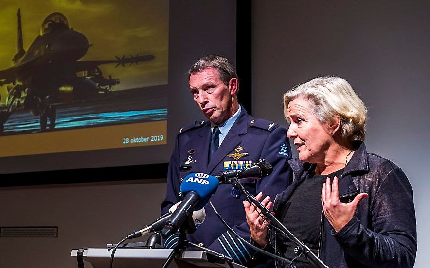 Defensieminister Ank Bijleveld en kolonel-vlieger Peter Tankink maandag tijdens een persconferentie over de Nederlandse aanval. beeld ANP, Lex van Lieshout