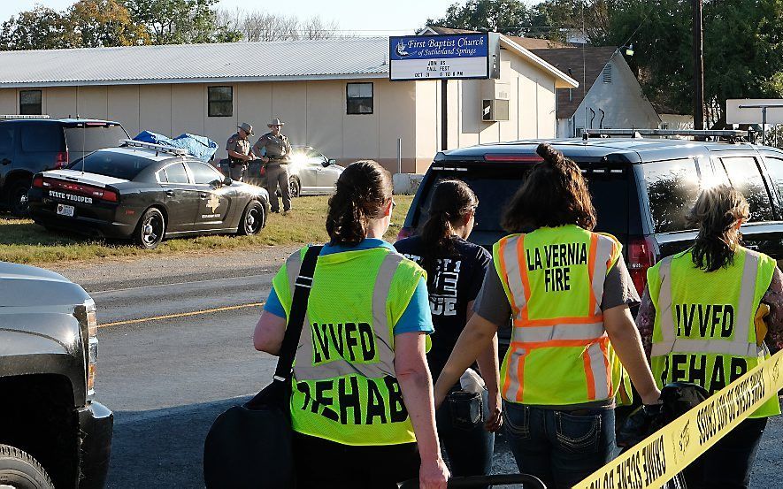 SUTHERLAND SPRINGS. Politie en reddingswerkers op de plaats waar gisteren een schutter zeker 26 doodschoot in een kerk in Texas. beeld EPA, Tomas Gonzalez