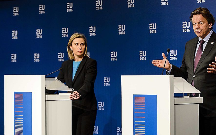 Bert Koenders, minister van Buitenlandse Zaken, en Frederica Mogherin, EU-Hoge Vertegenwoordiger voor Buitenlandse Zaken en Veiligheidsbeleid, geven een persconferentie na afloop van de halfjaarlijkse informele vergadering.  beeld ANP