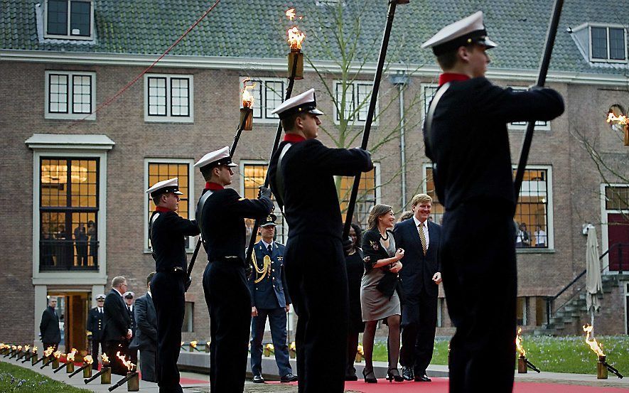 Directeur Cathelijne Broers van Hermitage Amsterdam en prins Willem-Alexander lopen door de binnentuin voor aanvang van de opening van de tentoonstelling over de Russische tsaar Peter de Grote in de Hermitage. De toekomstige koning van Nederland is besche