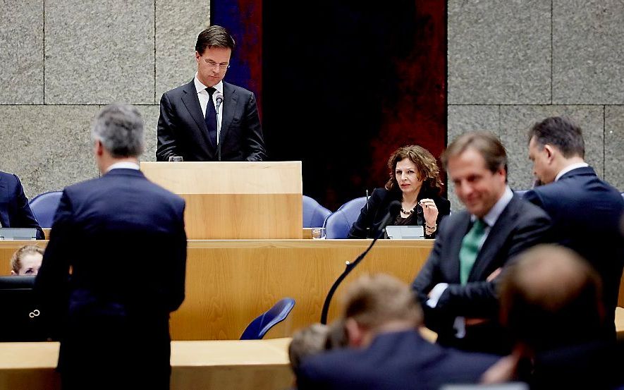 Het kabinet Rutte-II is na drie dagen van diepe crisis over de verworpen zorgwet van minister Edith Schippers van Volksgezondheid ontsnapt aan een voortijdig einde. De regeringspartijen VVD en PvdA bereikten donderdag een compromis waarmee de crisis werd 