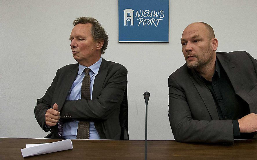 Bram van Ojik (L) tijdens een persconferentie in Nieuwspoort, nadat hij tot nieuwe fractieleider van GroenLinks is gekozen. Rechts zijn woordvoerder Rutger Groot Wassink. Foto ANP