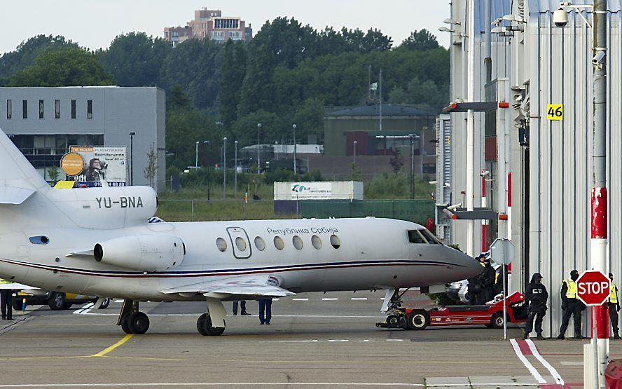 Mladic landde dinsdagavond op Rotterdam Airport. Foto ANP