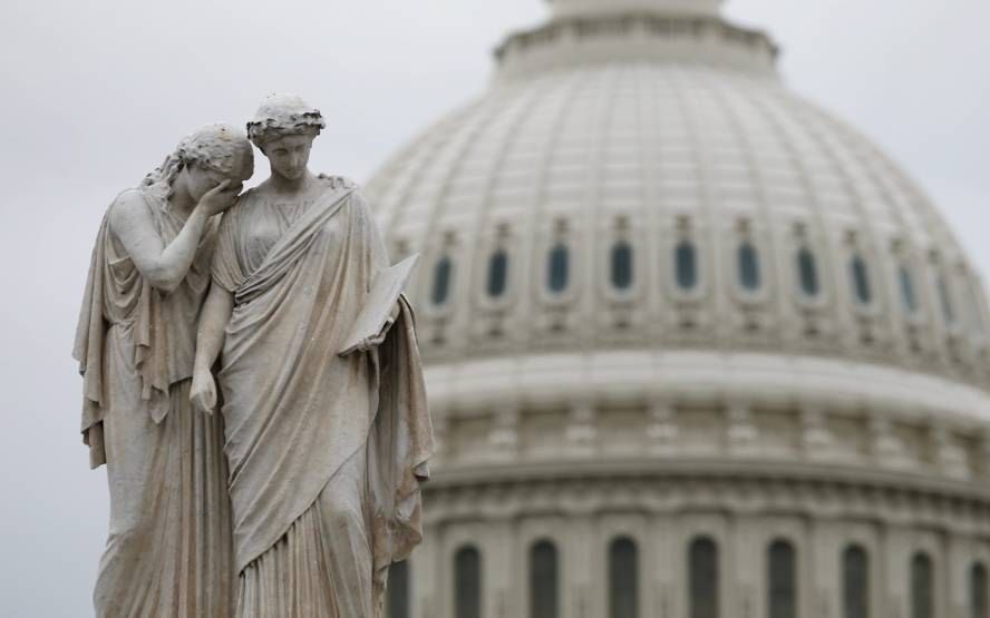 Vrouwe Verdriet, die samen met Vrouwe Geschiedenis voor het Capitool in Washington staat, vormde voor commentatoren de laatste weken een geliefd beeld van de situatie in de Verenigde Staten.Het monument is in 1878 opgericht ter nagedachtenis aan het omgek