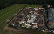 Drone-foto van de schade na de grote brand op een varkensfokkerij in het Twentse Agelo. Honderden varkens en duizenden biggen kwamen om het leven. beeld ANP, Eric Brinkhorst