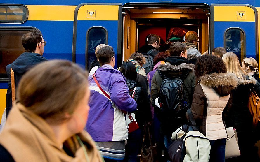 Korting geven aan treinreizigers die de hyperspits mijden is volgens de Nederlandse Spoorwegen een effectieve maatregel tegen overvolle treinen.  beeld ANP