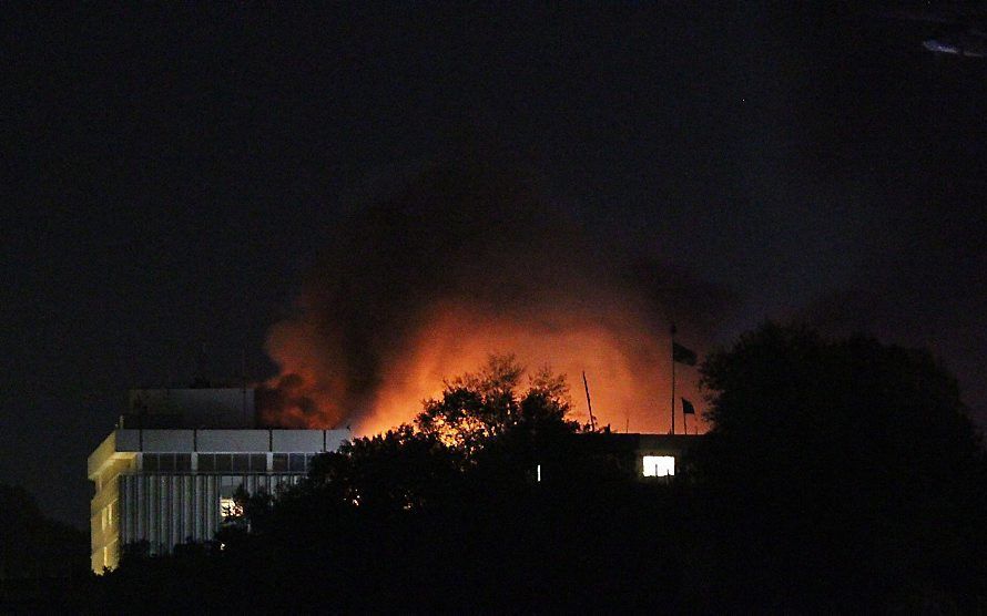 Brand op het dak van het hotel in Kabul. Foto EPA