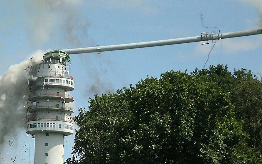 De mast van Hoogersmilde stort in. Foto ANP