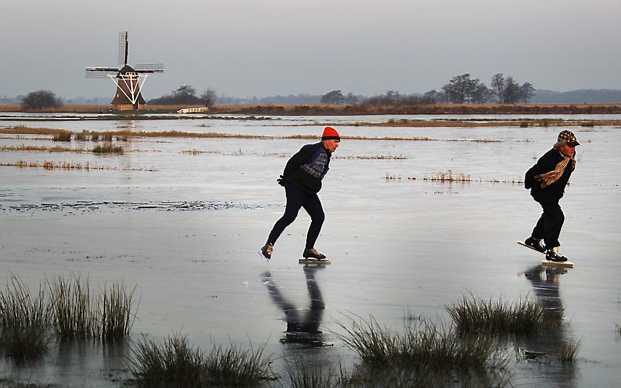 De eerste schaatsers wagen zich dinsdag op echt natuurijs op de Kleine Wielen in Friesland. Foto ANP