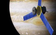 Juno scheerde op 21 december voor de zeventiende keer op een afstand van 4200 kilometer langs het wolkendek. Het doel is onder meer de sterke magnetosfeer onderzoeken. beeld Wikimedia