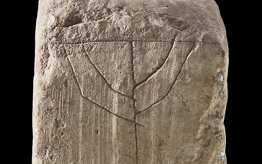 JERUZALEM - Een zwaard en een menorah uit de tijd van de verwoesting van de tweede tempel, in 70 na Christus, zijn gevonden door Israëlische archeologen. Foto EPA