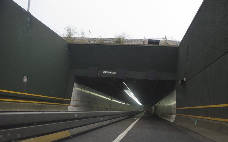 Kapotte trekankers zorgden  half november voor en gat in het wegdek van de A58 bij de Vlaketunnel.  Foto ANP