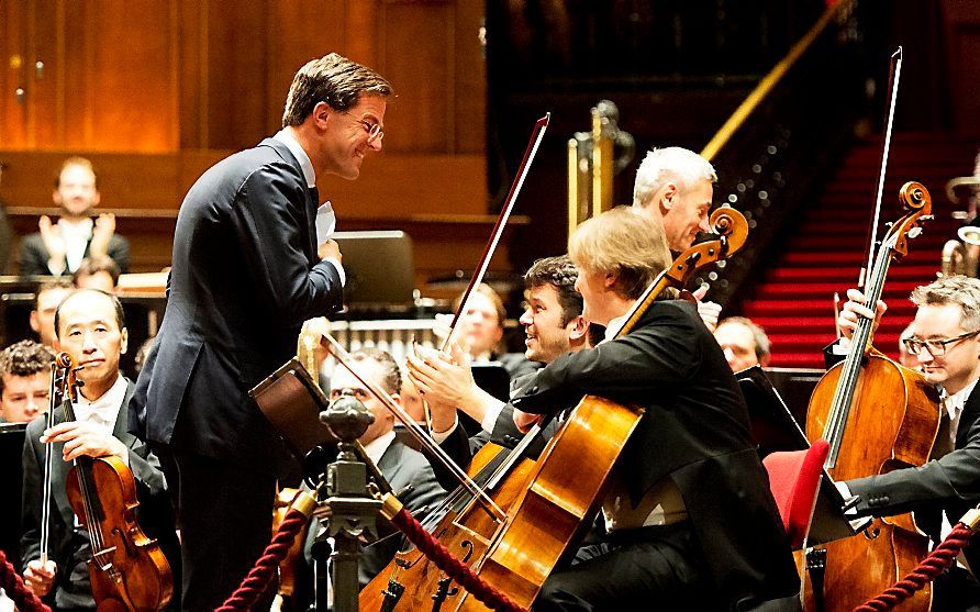 Premier Mark Rutte spreekt een welkomstwoord aan het begin van het verjaardagsconcert van het Koninklijk Concertgebouworkest. Beeld ANP