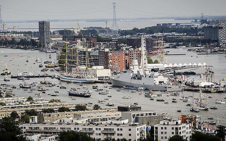 De intocht van Sail woensdag in Amsterdam. beeld ANP