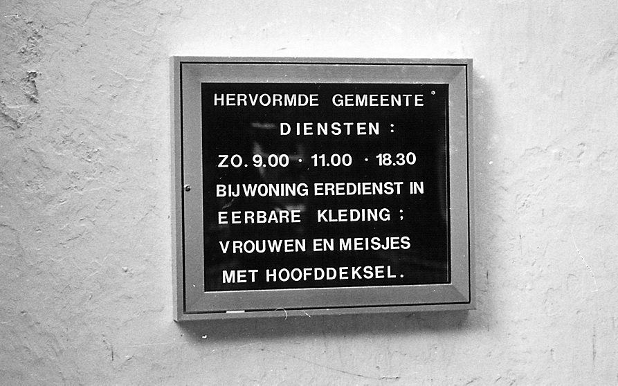 We hebben mooie bordjes over hoedjes en vrouwen in de hal van de kerk. Het zou passender zijn als we déze tekst inbeitelden: „Wie zijt gij, die de huisknecht van een ander oordeelt?” (Rom. 14:4).  beeld RD