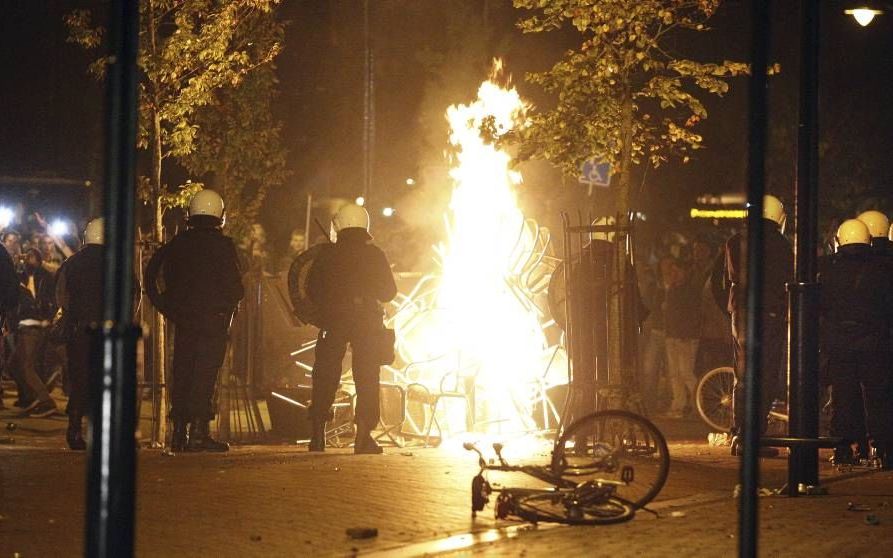 De Mobiele Eenheid treedt op bij rellen in het Groningse Haren, vorige week vrijdagavond. Foto ANP