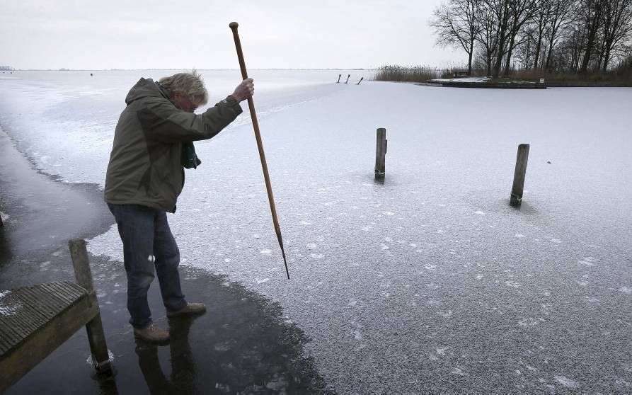 BALK  – Rayonhoofd Hylkema van de Friesche Elfsteden meet vrijdag 5 centimeter ijs in het begin van De Luts aan het Slotermeer. Foto ANP