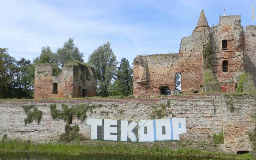 SANTPOORT-ZUID – De tekst ”te koop” op de ruïne van Brederode is slechts een fotomontage, gemaakt door tegenstanders van de verkoop van het pand. Het strookt desalniettemin met de werkelijkheid. Foto John Bösensell