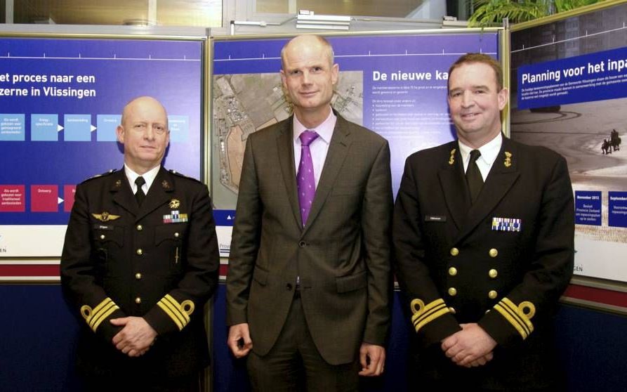 VLISSINGEN. V.l.n.r.: luitenant-kolonel der mariniers Briggen, minister Blok en kapitein-luitenant ter zee Dijkhuizen. beeld Jan Dirk van Scheyen