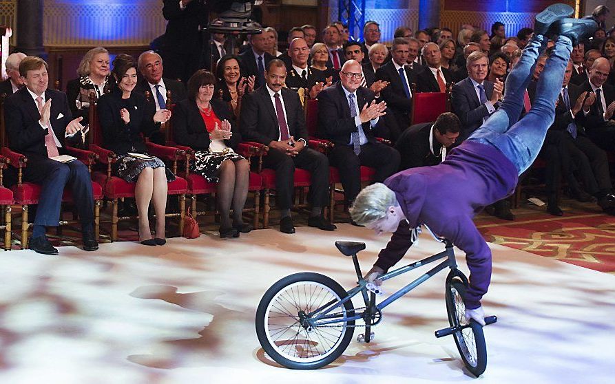 Koning Willem Alexander is in de Ridderzaal aanwezig bij de viering van het 200-jarig bestaan van het parlementaire tweekamerstelsel in Nederland. Fietskunstenaar Dez Maarsen laat zijn kunsten zien. beeld ANP