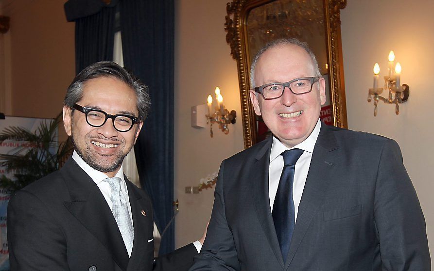 Minister Timmermans en zijn Indonesische ambtgenoot Natalegawa. Foto EPA