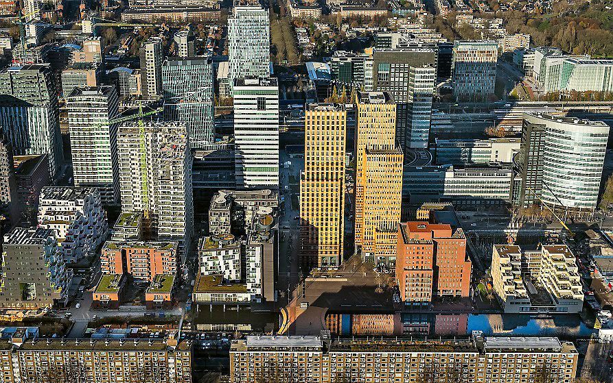 Luchtfoto met overzicht van kantoorpanden op de Zuidas in Amsterdam Zuid. beeld ANP