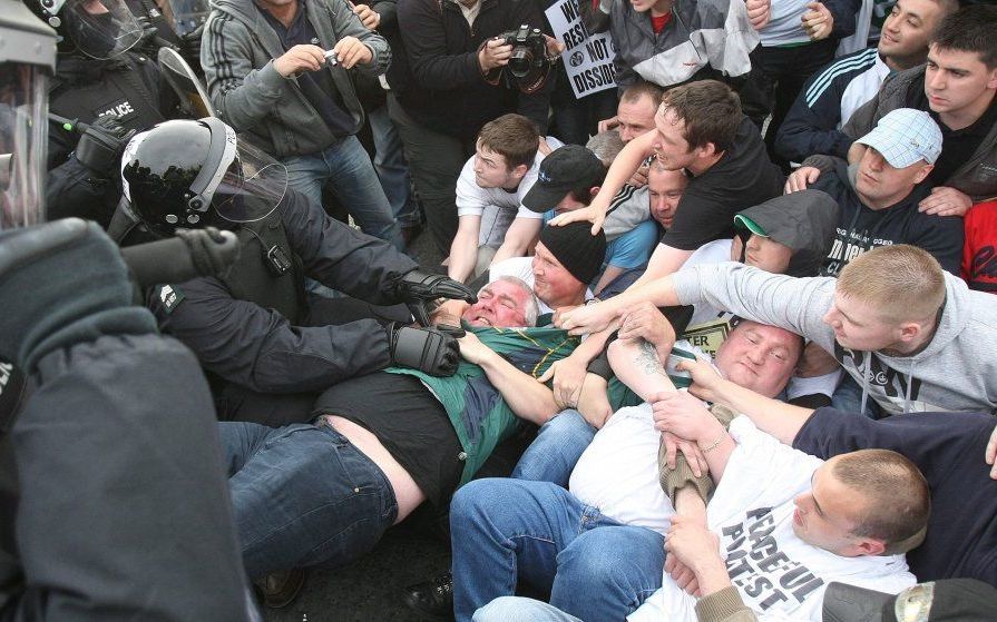 De oproerpolitie in Belfast raakte ook dinsdag slaags met demonstranten. Foto EPA