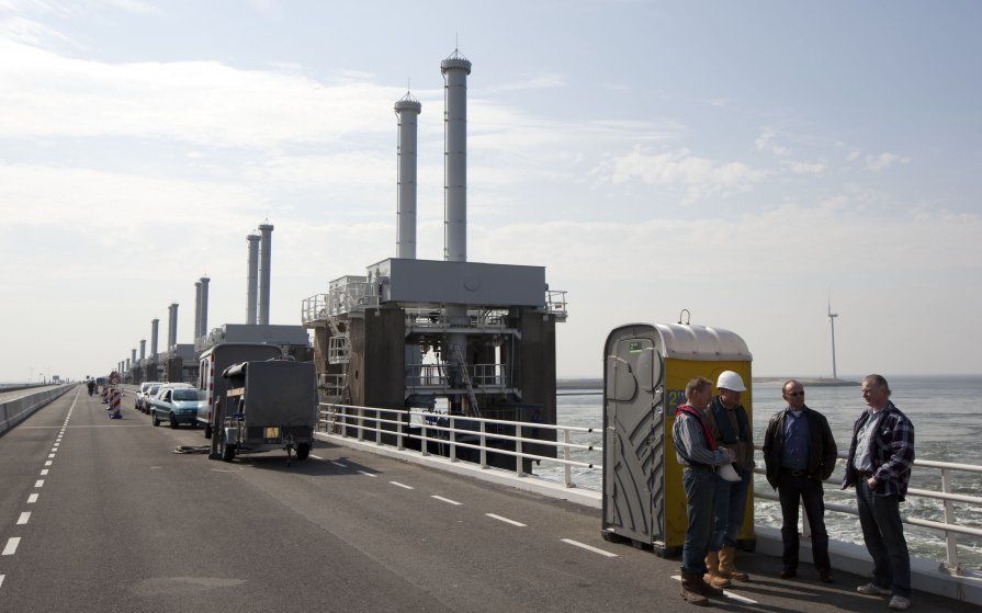 Onderhoudswerkzaamheden aan de Oosterscheldekering in Zeeland.  Foto ANP