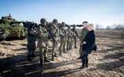 Demissionair minister van Defensie Jeanine Hennis-Plasschaert en Commandant der Strijdkrachten generaal Tom Middendorp brengen een bezoek aan de Nederlandse militairen die deelnemen aan de Enhanced Forward Presence aan de Russische grens in Litouwen. De N