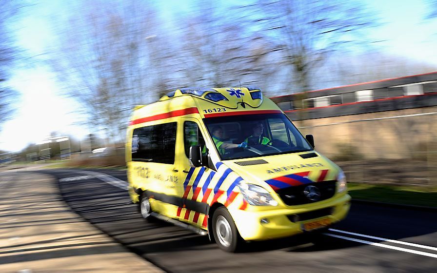 Een auto is maandagmiddag tegen de kerk De Schabbert in Helmond gebotst. De auto vloog door onbekende oorzaak uit de bocht. Foto ANP