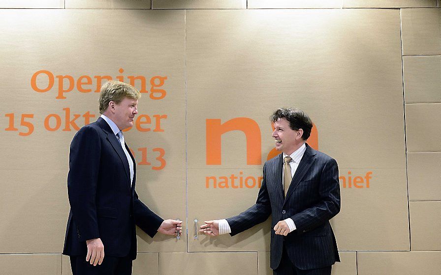 Koning Willem-Alexander (L) en directeur van het Nationaal Archief, Martin Berendse openen het nieuwe publiekscentrum van het Nationaal Archief. beeld ANP