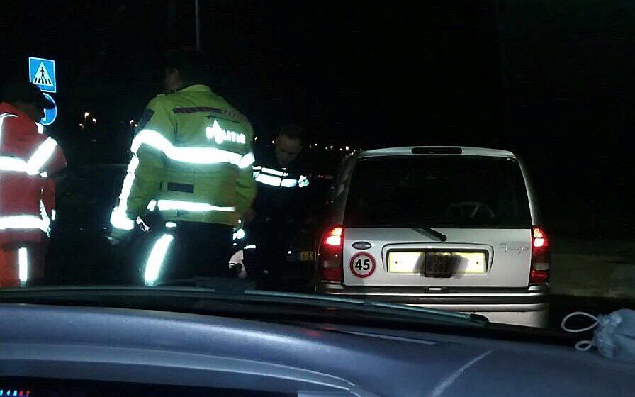 Enkele automobilisten hebben maandagavond een brommobiel op de snelweg A1 bij Diemen al rijdend ingesloten en op een parkeerplaats klemgereden. beeld RD