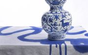 Fles met het karakter Shou voor lang leven, China, 1522-1566, porselein.  beeld Gemeentemuseum Den Haag