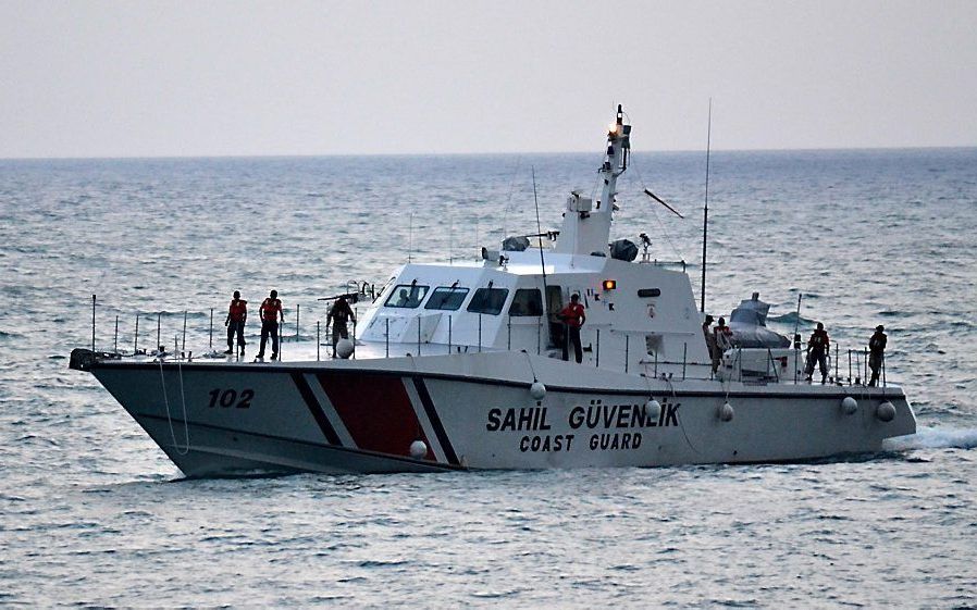 Turks schip op zoek naar de piloten van het door Syrië neergehaalde toestel.   Foto EPA