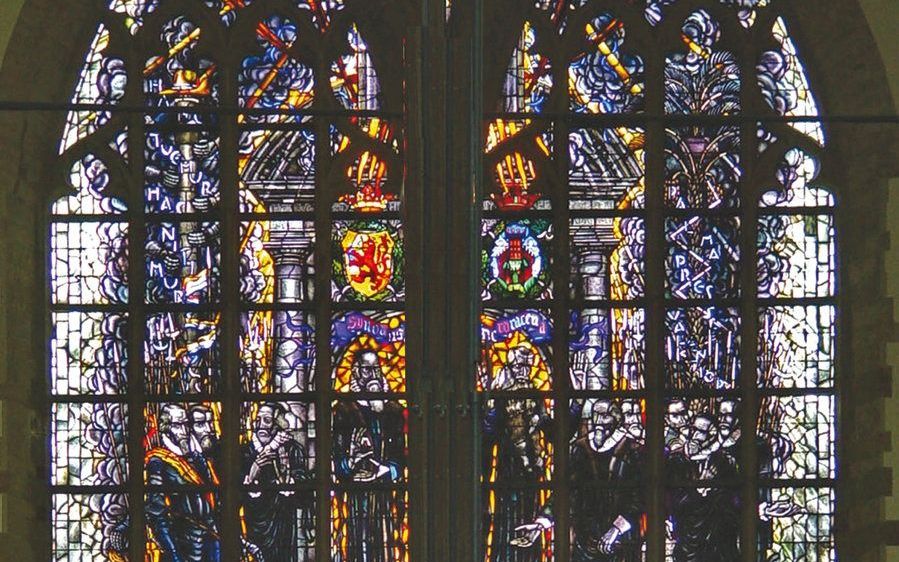 Een van de ramen in de Grote Kerk herinnert aan ds. Lippius, de eerste protestantse predikant van Dordrecht. beeld Herman van Duinen