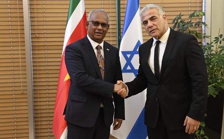 De Surinaamse minister van Buitenlandse Zaken Albert Ramdin op bezoek bij zijn Israëlische ambtgenoot Yair Lapid. beeld GPO