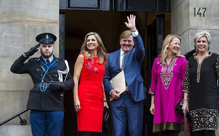 Koningin Máxima, koning Willem-Alexander, prinses Mabel en prinses Laurentien op de trap van het paleis op de Dam. beeld ANP