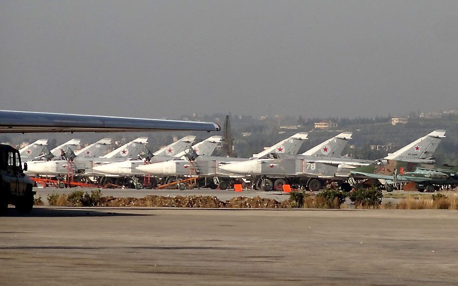 HMEIMIM. Rusland is begonnen met de terugtrekking van zijn troepen en materieel uit Syrië. Beeld: vliegbasis Hmeimim in de provincie Latakia. beeld AFP