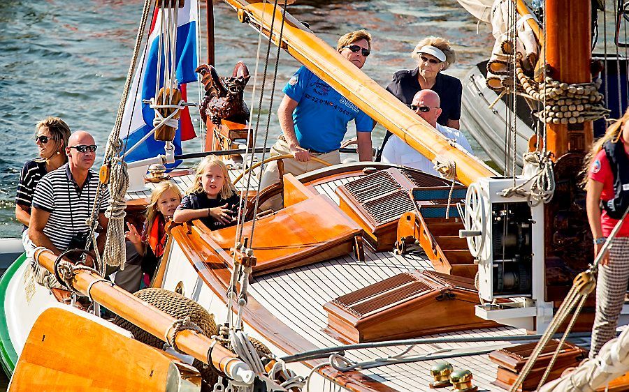 Koning Willem-Alexander, koningin Maxima en hun drie dochters, prinses Beatrix en prinses Mabel zijn aan boord van het jacht De Groene Draeck aanwezig bij Sail Amsterdam. beeld ANP