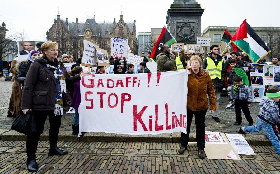 Ongeveer 35 demonstranten betuigden in Den Haag hun steun aan de volksopstand in Libië.  Foto ANP