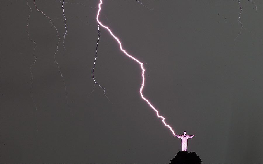 De blikseminslag waardoor de vinger van het Christusbeeld beschadigd raakte. Foto EPA