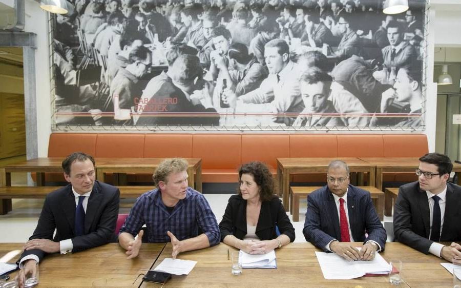 (VLNR) Boudewijn Revis (VVD), Joris Wijsmuller (Haagse Stadspartij), Ingrid Engelshoven (D66), Rabin Baldewsingh (PvdA) en Karsten Klein (CDA) tijdens de presentatie van het coalitieakkoord voor een nieuw college in Den Haag. Foto ANP