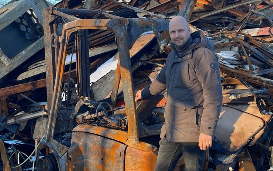 Van Dijk bij de verwoeste bouwmarkt. beeld Cor van Dijk