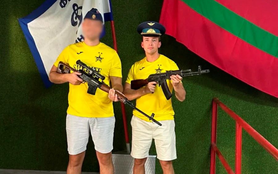 Excuses wethouder Tom de Nooijer voor foto met kalasjnikov