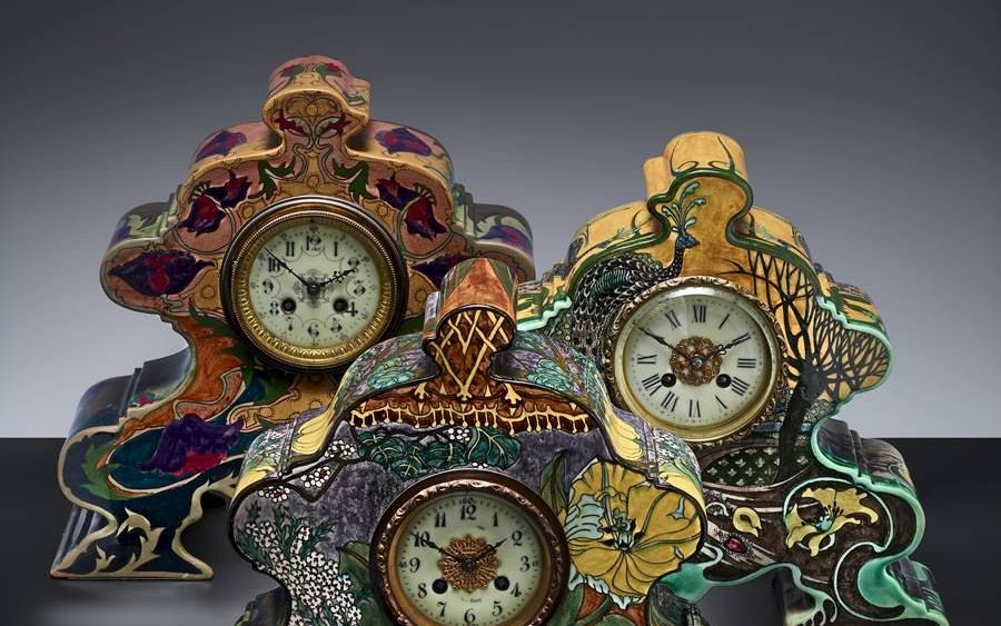 Drie tafelklokken. Voor: Plateelfabriek Rozenburg, Den Haag, 1897. Gemeentemuseum Den Haag. Midden: Wed. Brantjes & Co, Purmerend, circa 1900. Collectie Meentwijck. Achter: Plateelbakkerij Zuid-Holland, Gouda, circa 1900, Keramiekmuseum Princessehof. bee