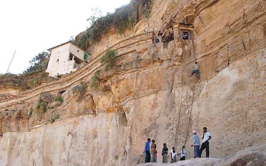 De toegang tot het klooster Debre Damo in Ethiopië is wat ongebruikelijk: een touw van 15 meter. beeld Wikimedia