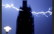 Een buurman fotografeerde afgelopen maand tijdens een heftig onweer een blikseminslag in de toren van de voormalige hervormde kerk te Ulrum. Voor zover bekend had deze geen nadelige gevolgen. beeld Wim Meijering