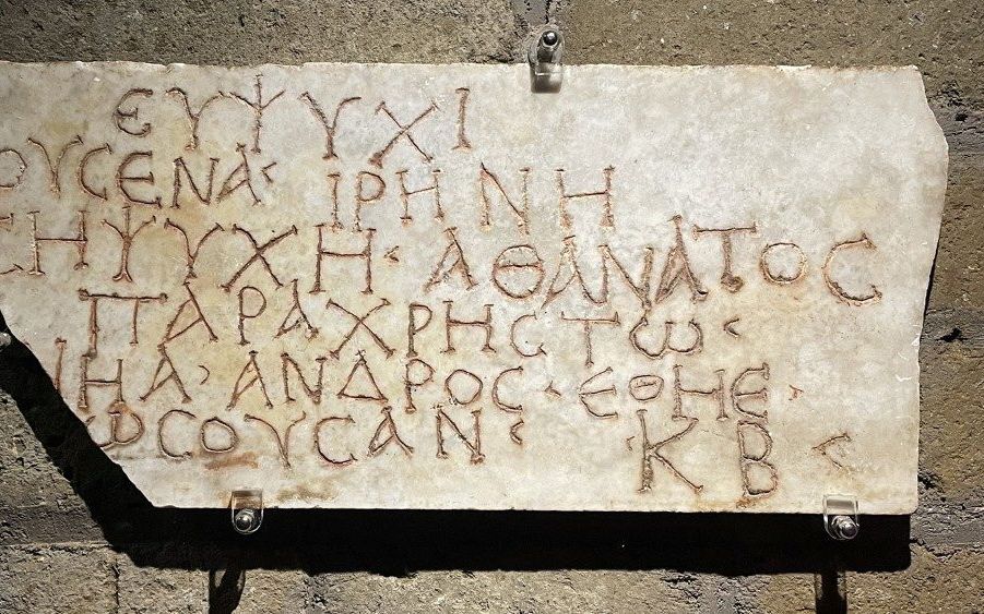 ”Wees gelukkig, Mousena Irene, jouw geest is onsterfelijk bij Christus”, vermeldt het grafschrift in de catacomben van Ad Decima. beeld Vatican News